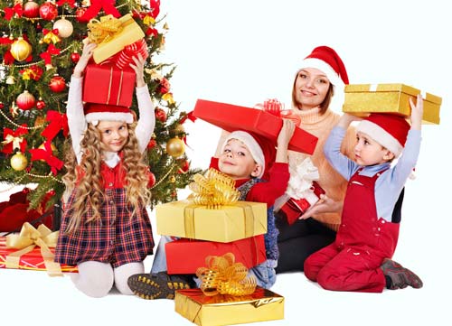 família perto da árvore de natal