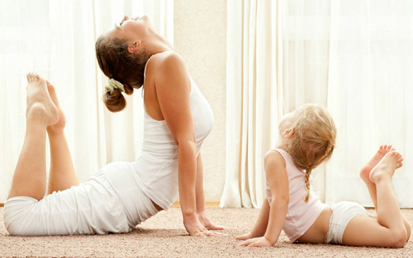 Jogando Yoga: três exercícios úteis para o garoto