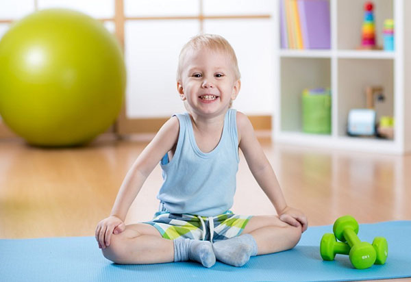 Jogando Yoga: três exercícios úteis para o garoto