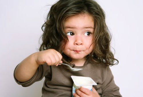 Como ensinar uma criança a comer com uma colher e garfo?