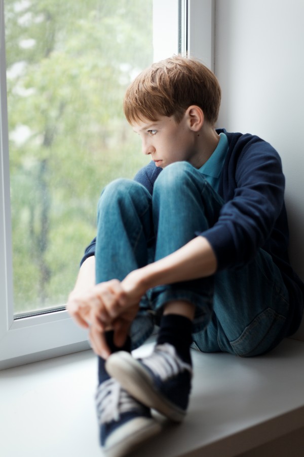 Como se manifesta a idade de transição em meninos e meninas?