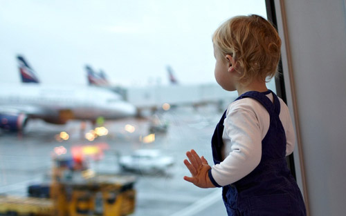 Uma criança pequena no avião: conselhos de pais experientes