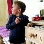 Uma criança pequena rouba: o que fazer?