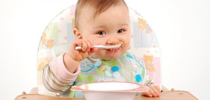 Alimentando o bebê por mês
