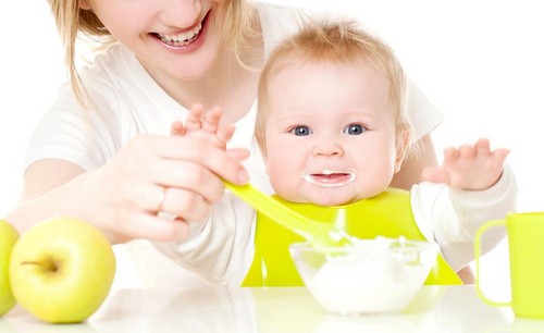 Alimentando o bebê por mês