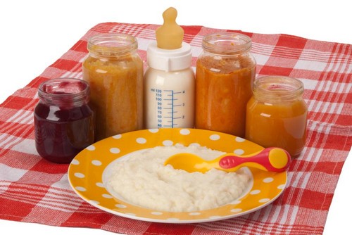 Alimentando o bebê por mês