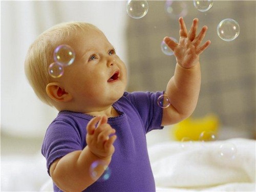 Criança aos 6 meses de idade