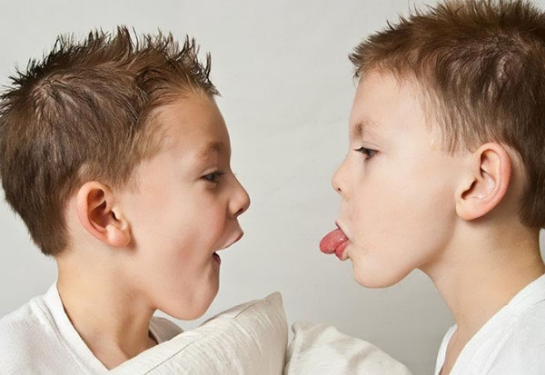 Doce casal: como educar gemeos