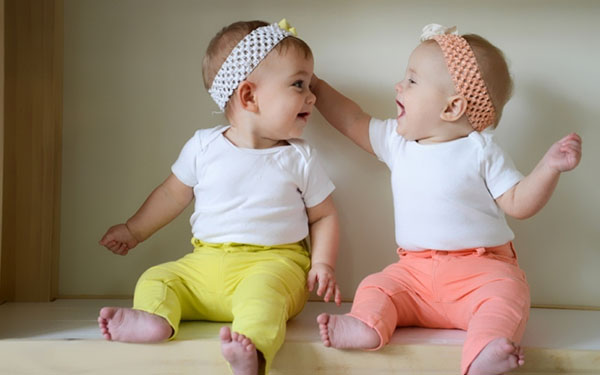 Doce casal: como educar gemeos