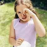 A criança tem contusões sob os olhos: por quê?