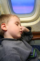Em um avião e em um trem com uma criança pequena
