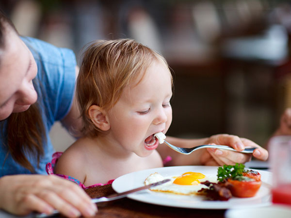 Comida frita no menu da criança: como, quando e quanto