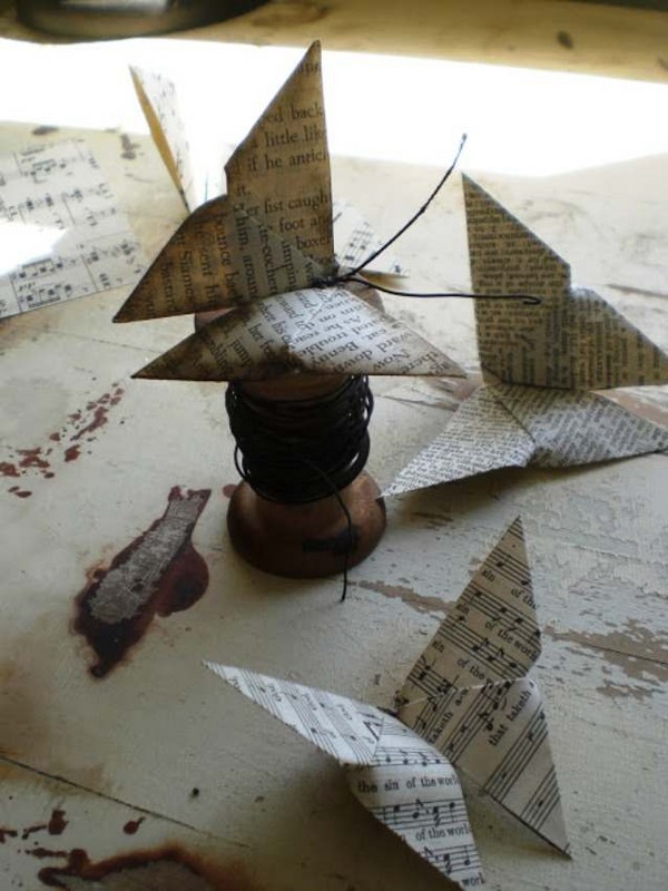 Nós fazemos uma borboleta de papel com nossas próprias mãos Nós fazemos uma borboleta de papel com nossas próprias mãos