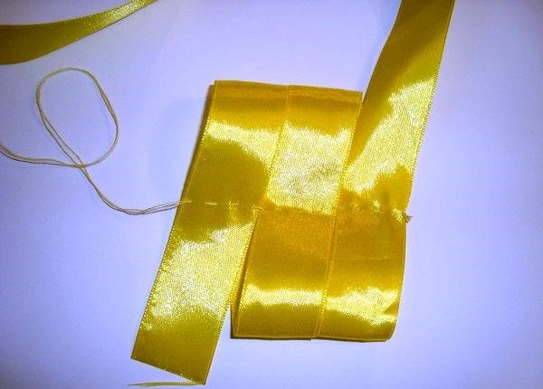 Como fazer um arco de fita de cetim com suas próprias mãos