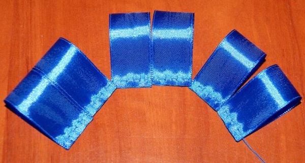 Como fazer um arco de fita de cetim com suas próprias mãos