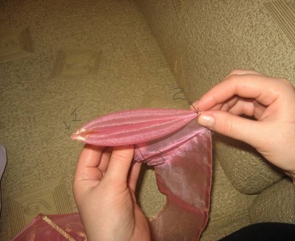 Como fazer um arco de fita de cetim com suas próprias mãos
