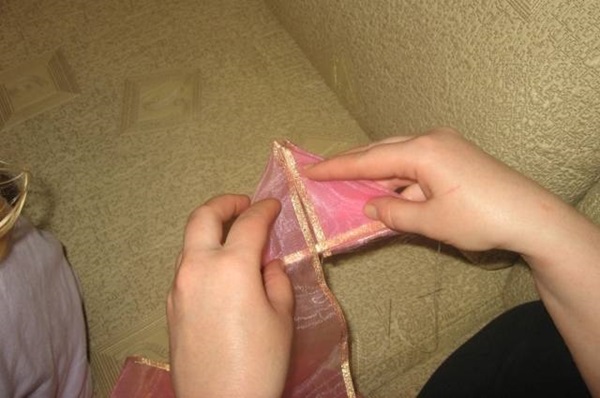 Como fazer um arco de fita de cetim com suas próprias mãos