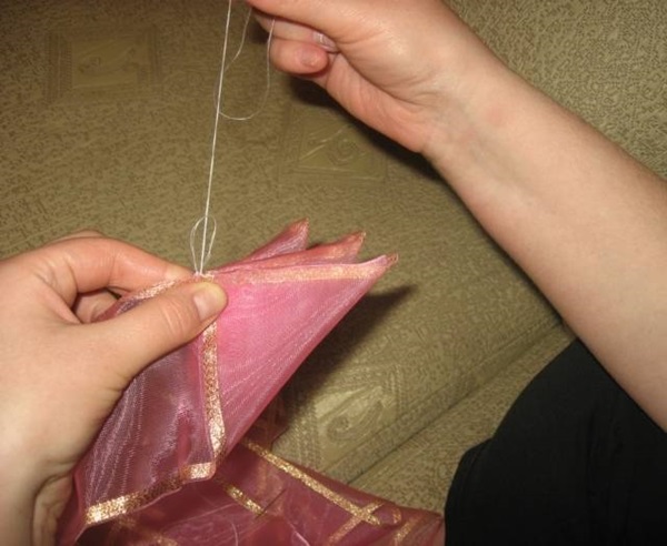 Como fazer um arco de fita de cetim com suas próprias mãos