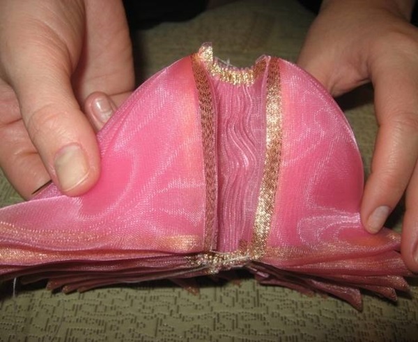 Como fazer um arco de fita de cetim com suas próprias mãos