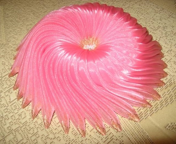Como fazer um arco de fita de cetim com suas próprias mãos