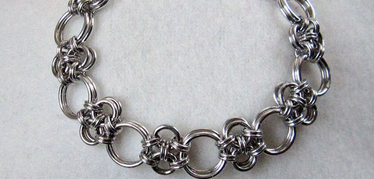 Pulseira feita de anéis 