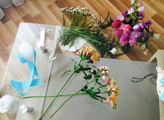 Combinação de alstroemeria e uma pequena rosa para um buquê