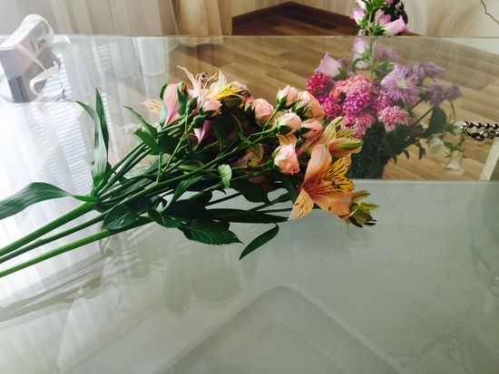 Combine alstroemeria e uma pequena rosa para um buquê