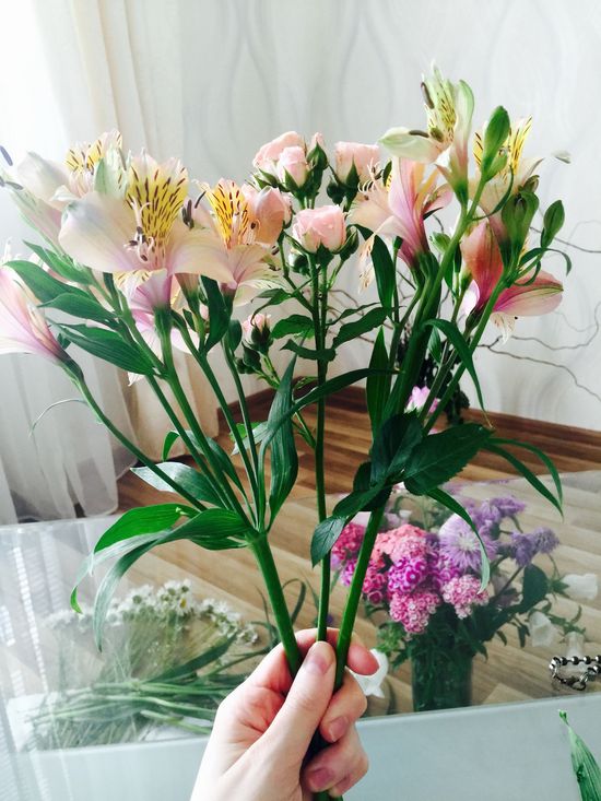 Nós colocamos flores em um buquê