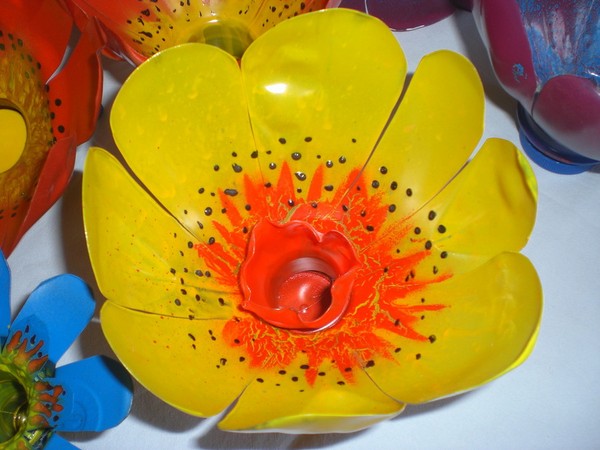 Flores de garrafas de plástico: uma aula principal para fazer artesanato em plástico com as próprias mãos