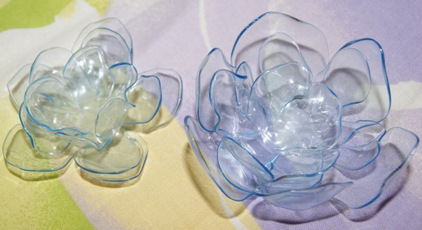 Flores de garrafas de plástico: uma aula principal para fazer artesanato em plástico com as próprias mãos