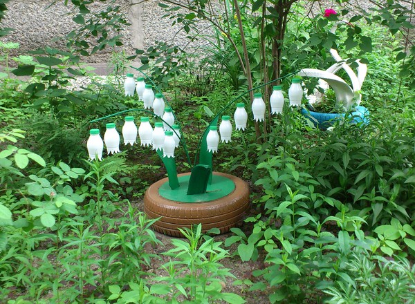 Flores de garrafas de plástico: uma aula principal para fazer artesanato em plástico com as próprias mãos