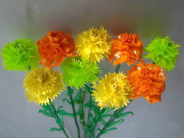 Flores de garrafas de plástico: uma aula principal para fazer artesanato em plástico com as próprias mãos