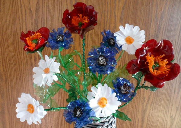 Flores de garrafas de plástico: uma aula principal para fazer artesanato em plástico com as próprias mãos