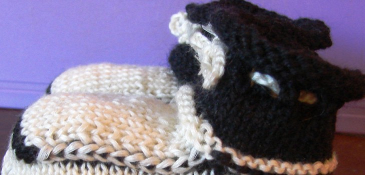 Botas preto e branco com agulhas de tricô para o verão