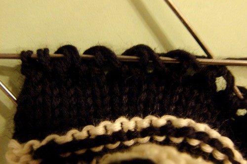 Botas preto e branco com agulhas de tricô para o verão