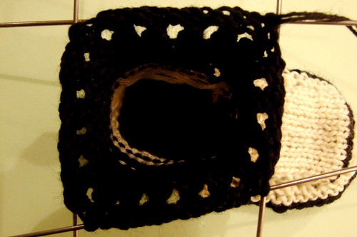 Botas preto e branco com agulhas de tricô para o verão