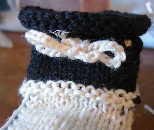 Botas preto e branco com agulhas de tricô para o verão