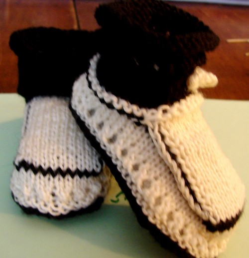 Botas preto e branco com agulhas de tricô para o verão