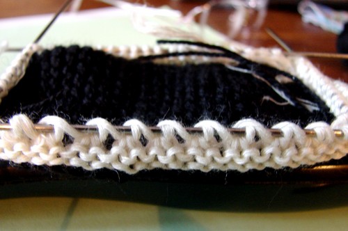 Botas preto e branco com agulhas de tricô para o verão