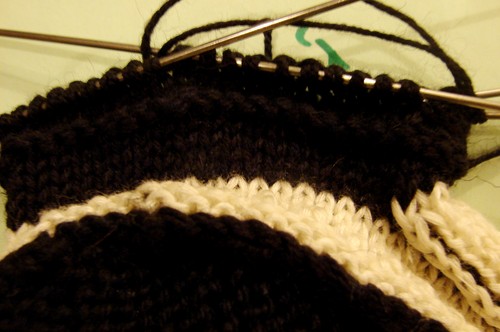 Botas preto e branco com agulhas de tricô para o verão