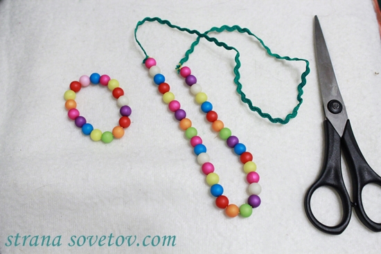 Conjunto de crianças: pulseira e colar de fitas e grânulos