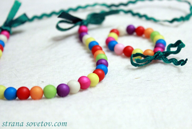 Conjunto de crianças: pulseira e colar de fitas e grânulos