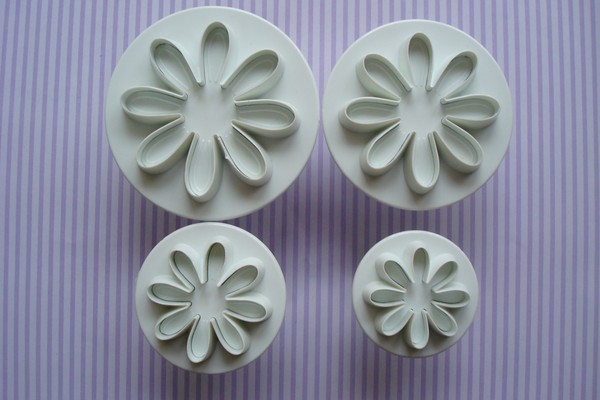Moldes para mastique com as próprias mãos: fazer ornamentos de mástiques 