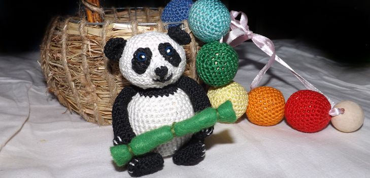 Brinquedo de panda de malha com suas próprias mãos