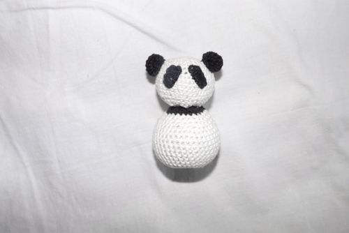 Brinquedo de panda de malha com suas próprias mãos