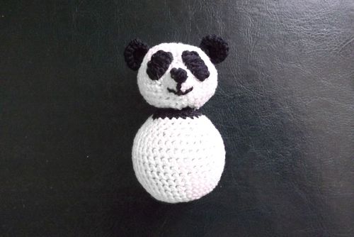 Brinquedo de panda de malha com suas próprias mãos