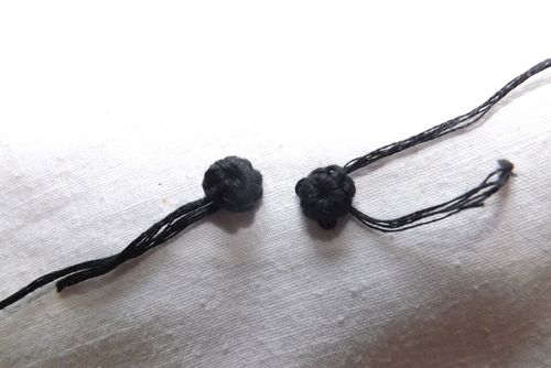 Brinquedo de panda de malha com suas próprias mãos