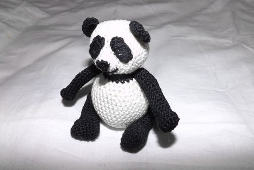 Brinquedo de panda de malha com suas próprias mãos