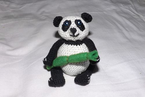 Brinquedo de panda de malha com suas próprias mãos