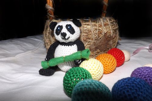Um brinquedo de crocheted, um padrão de tricô para iniciantes. Crochê de brinquedos, instruções passo a passo